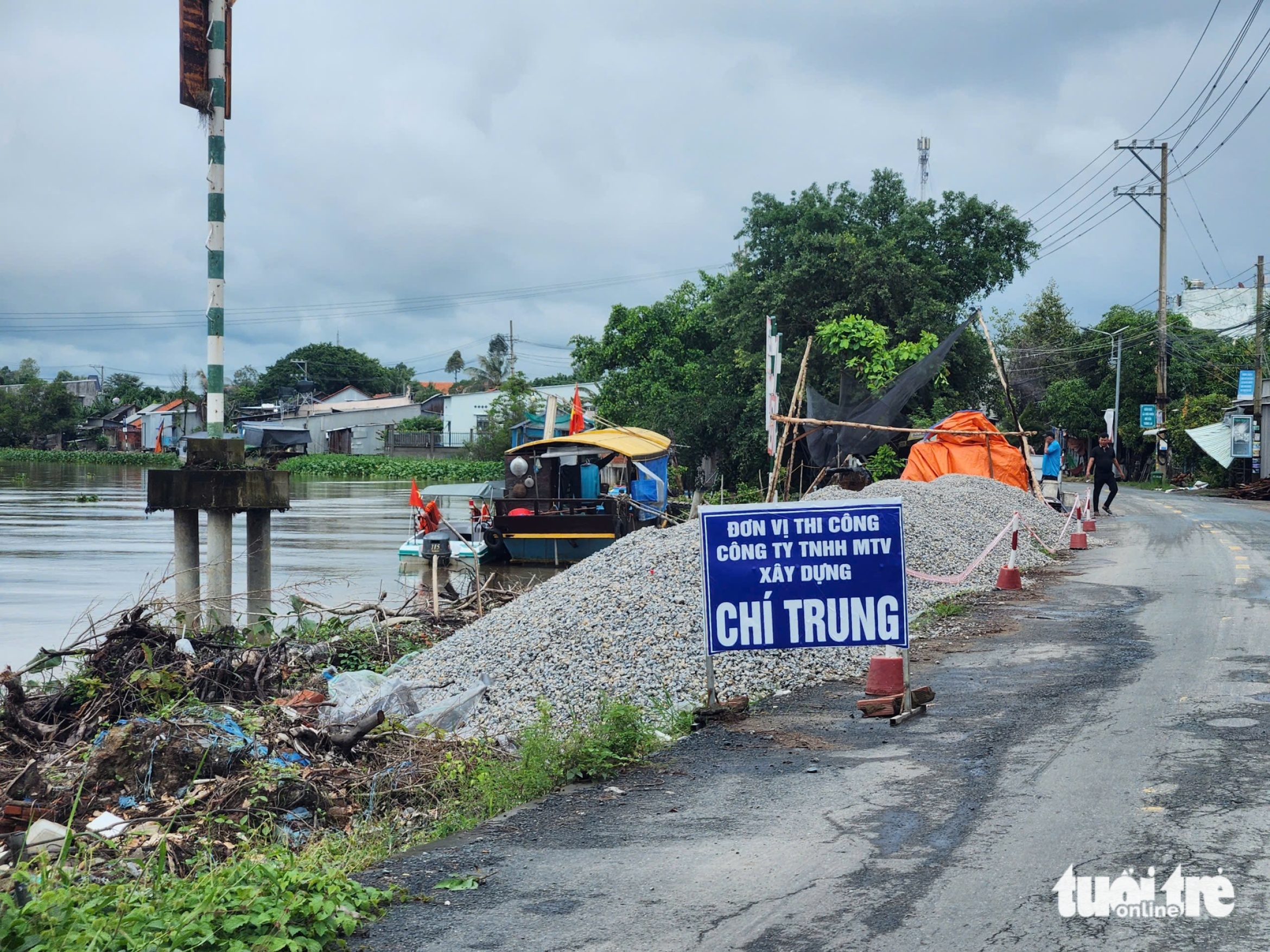 洪水和山体滑坡包围隆坚社